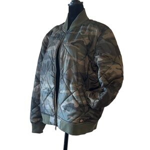 Dickies Olive Camo Quilted Bomber Jacket Women’s Size Large.